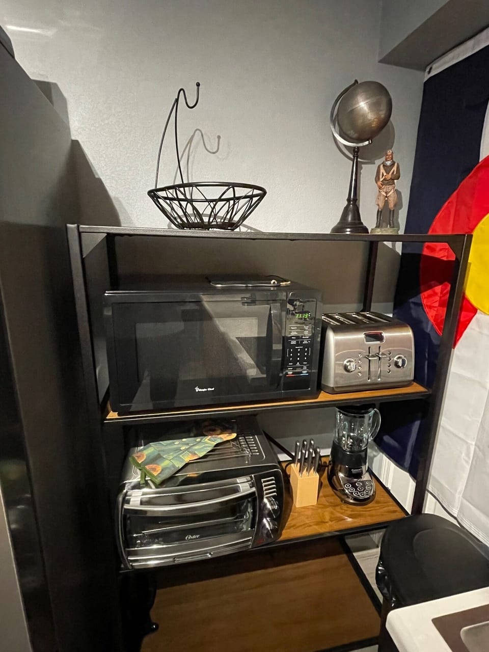 Microwave, ToasterOven, Blender, Toaster & Dustbuster are on the shelves