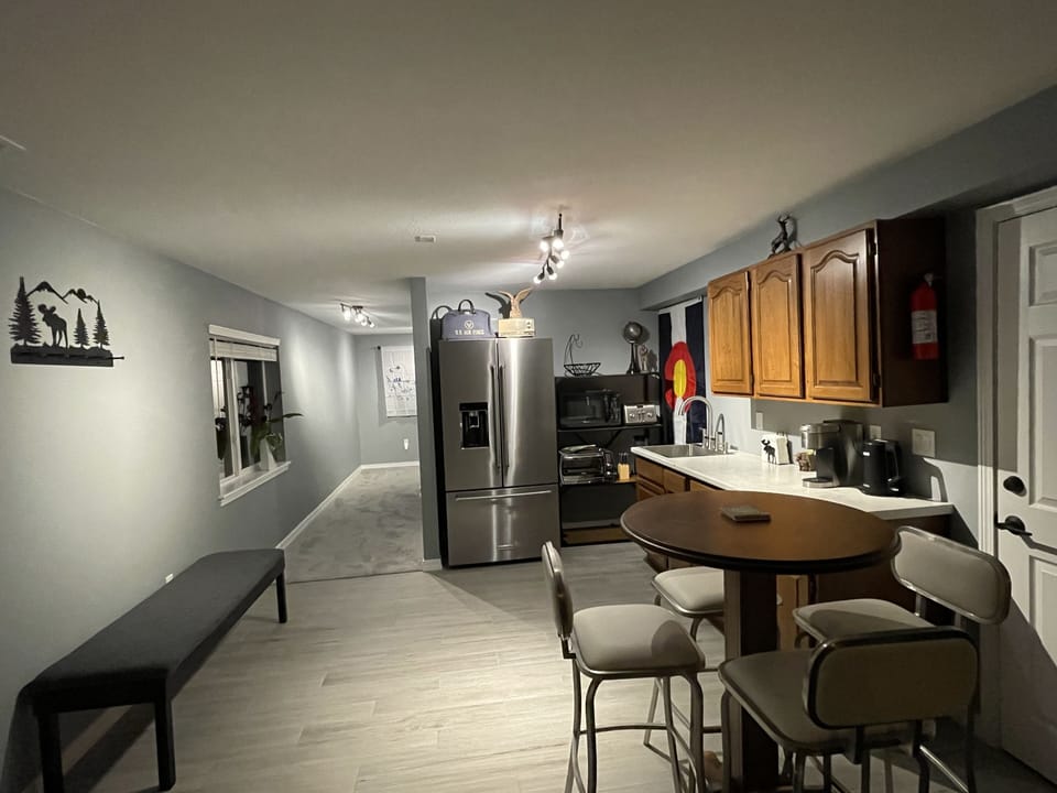 Well appointed kitchenette w/ Microwave, toaster oven, blender, filtered water +