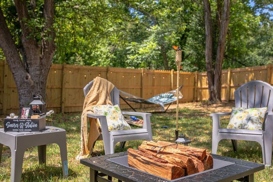 Chill out by the fire or sit back and relax on the hammock with a book in our large, full-fenced backyard with a dining table that seats 6, a fire pit that seats 6, a BBQ, and 6 additional seats on the patio.