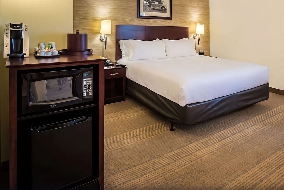 Unit with King bed. Exact unit will be assigned upon arrival. Views, colors, and decor may vary.
