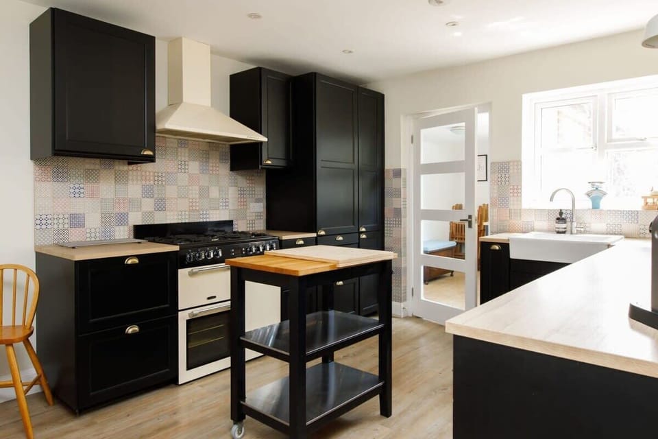 The fully-equipped kitchen has everything you need to prepare meals, drinks and picnics.