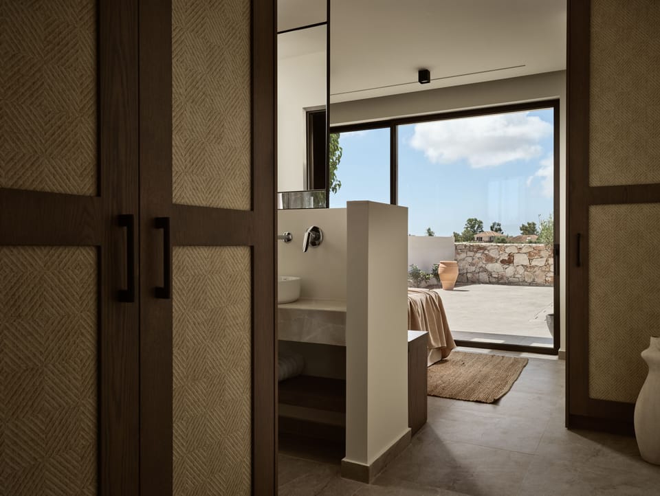 All bedrooms feature en-suite bathrooms.