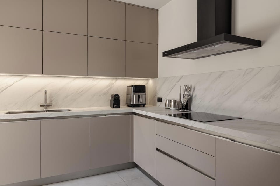 Fully equipped kitchen with modern appliances!