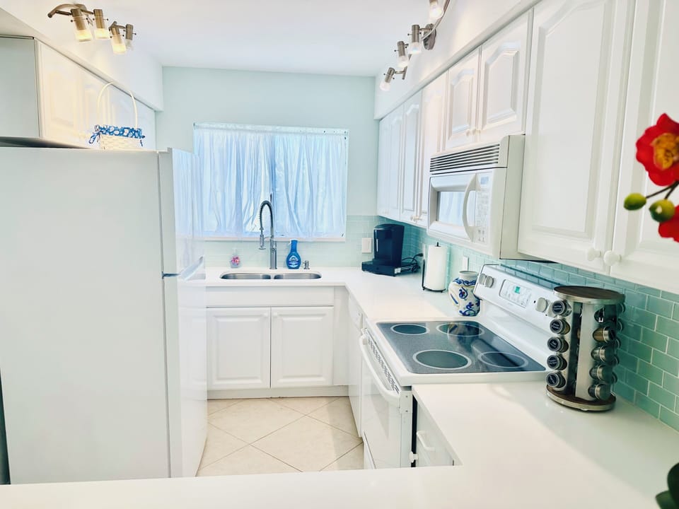 Bright kitchen, new refrigerator, quartz countertops fully stocked.