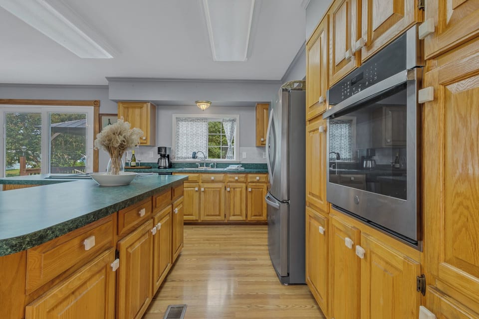 Spacious kitchen with ample counter tops.. two ovens!