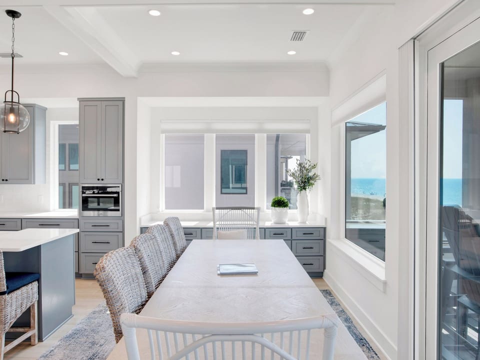 Dining Area - Seats 6+