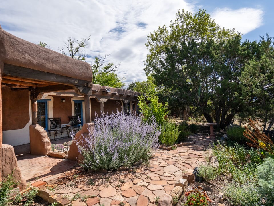 Front Yard & Exterior