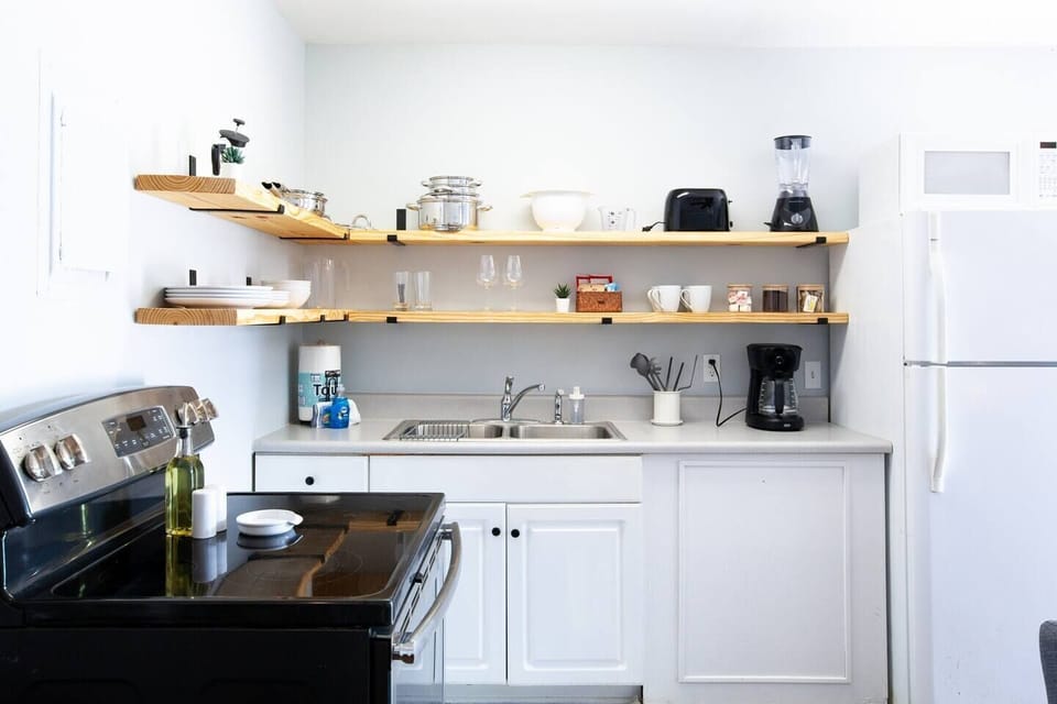 Fully equipped kitchen (coffee pot, french press, toaster, blender, pots/pans, dinnerware, utensils, cooking sheets, & more)