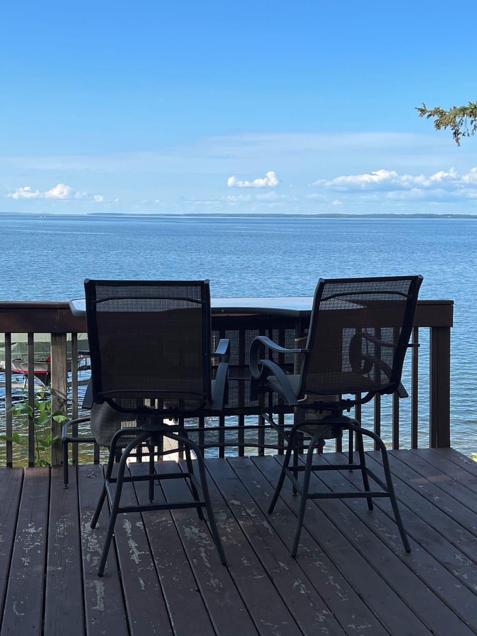 Imagine yourselves enjoy your favorite beverage looking at the glistening lake.