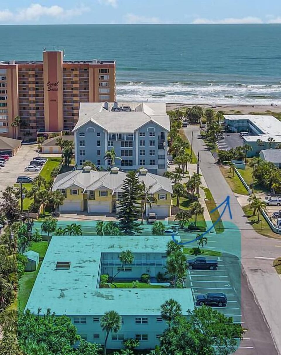One block from beautiful, quiet beach, mostly sideways for an easy walk.