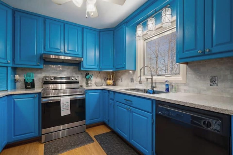 Full kitchen. 