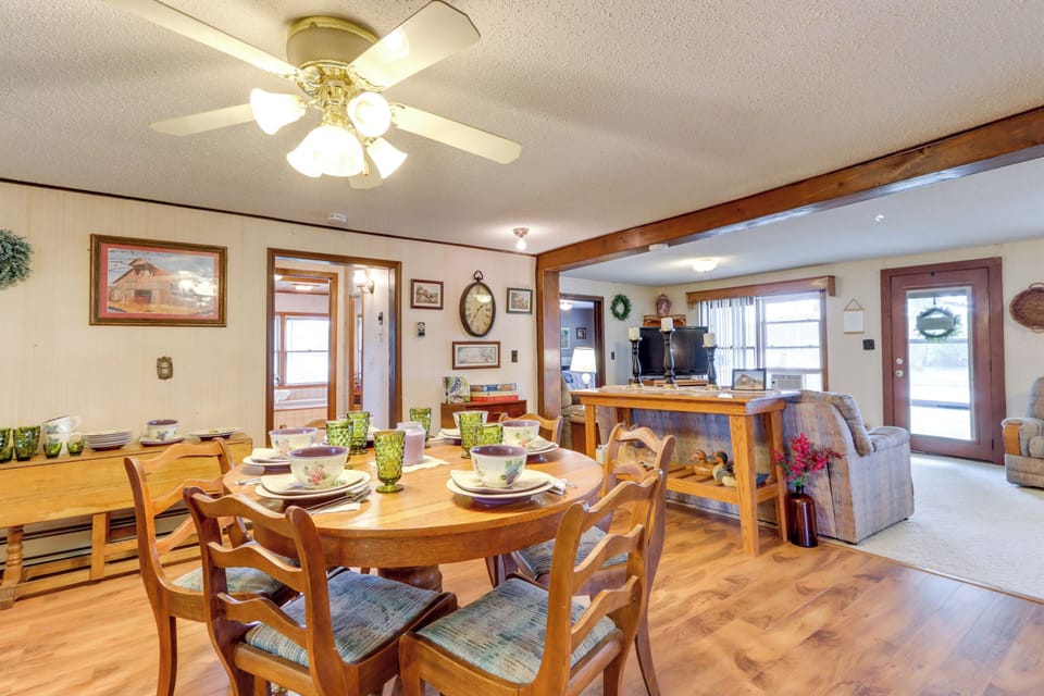 Dining Area | Dishware & Flatware Provided