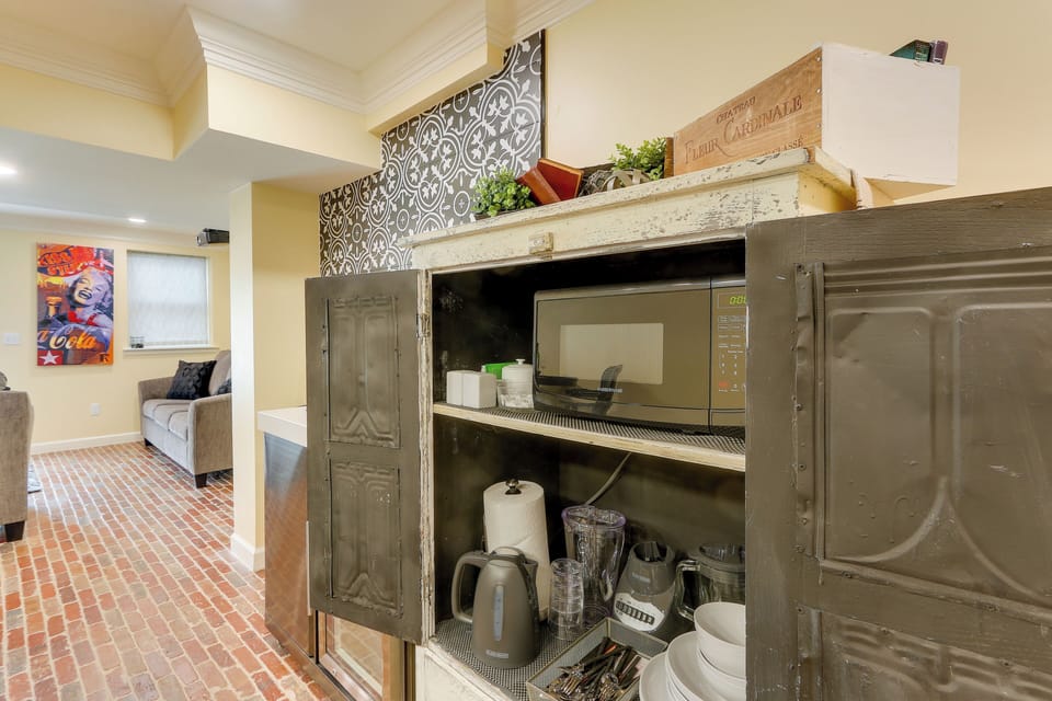 Kitchenette | Air Fryer | Blender | Dishware & Flatware