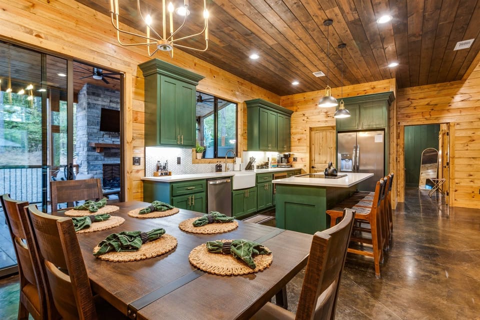 Dining for 6 and seating at kitchen island for 4
