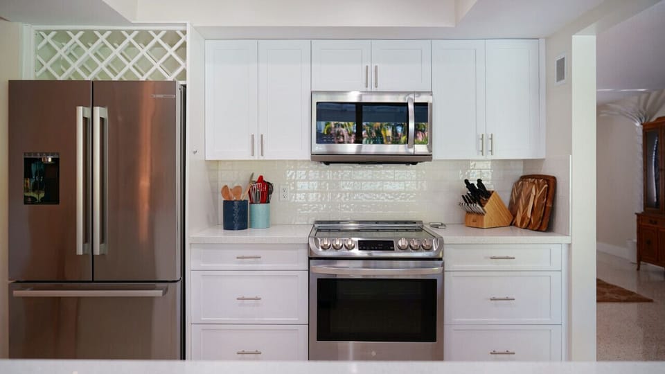 High end stainless steel appliances for your comfort and convenience make it a joy to cook up the family`s favorite recipes.
