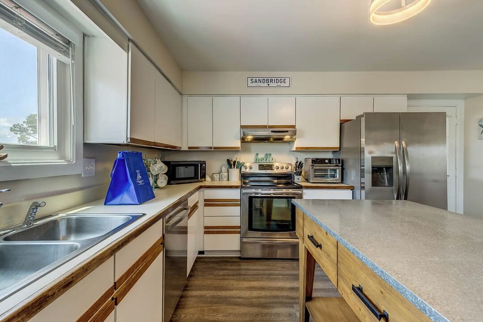 Mid-Level Kitchen with Bar (seats 4)