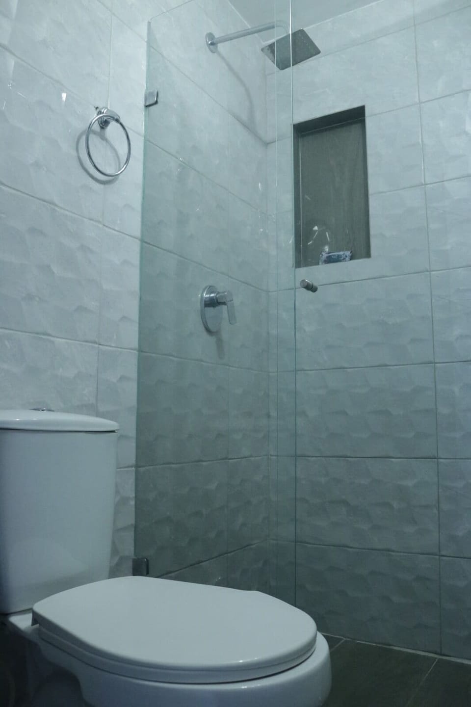 Hermoso baño completo.