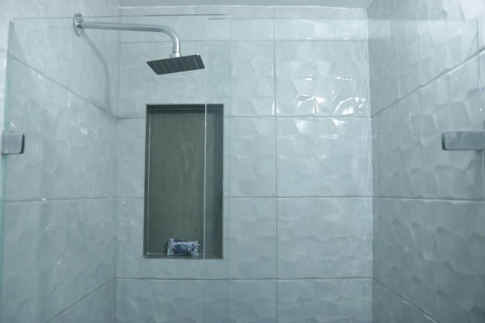 Ducha agua caliente,cabinado en vidrio ubicado en la segunda habitación.