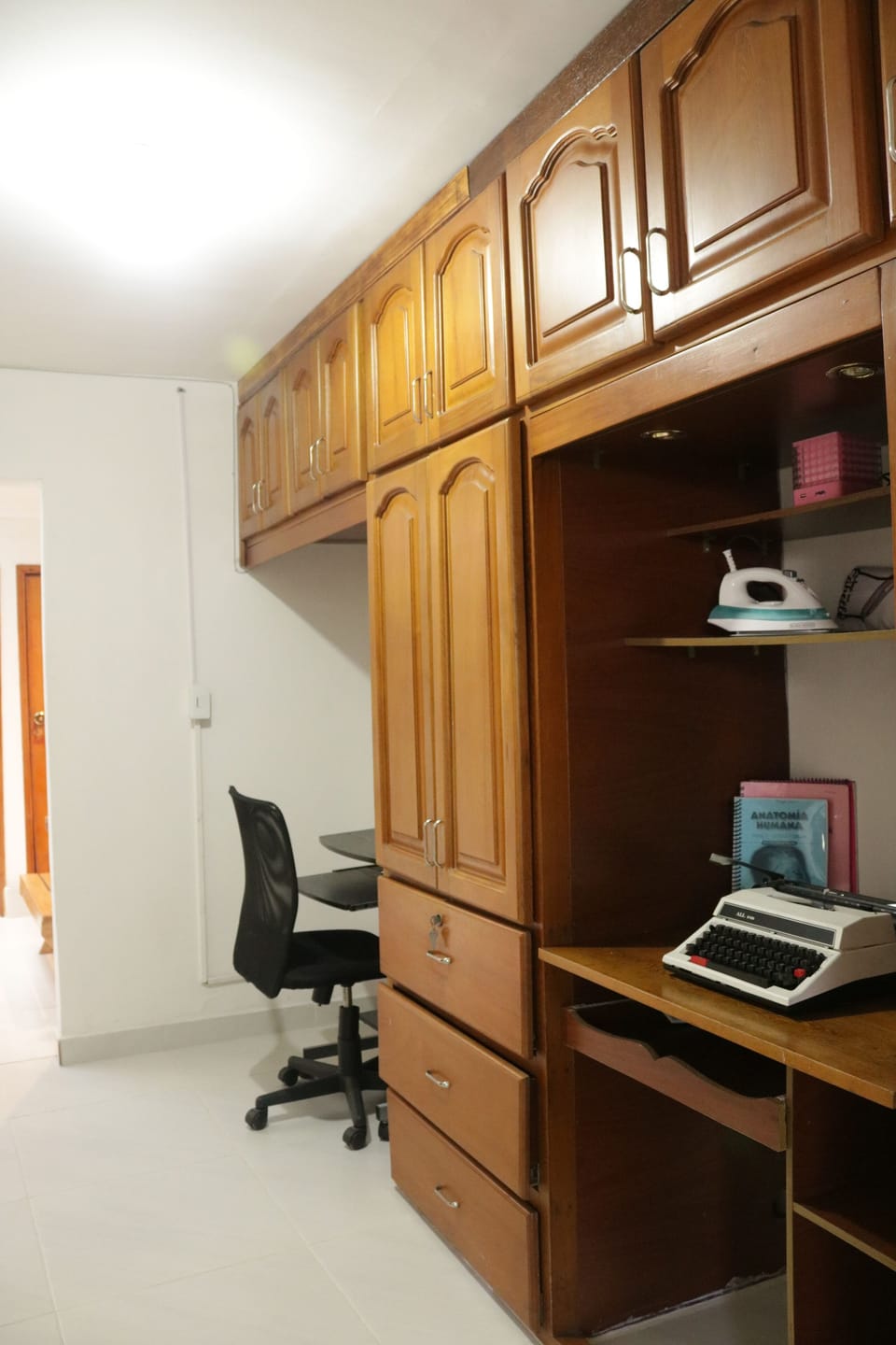 Oficina para trabajar, cuantas con plancha de ropa, placha de cabello y bafle