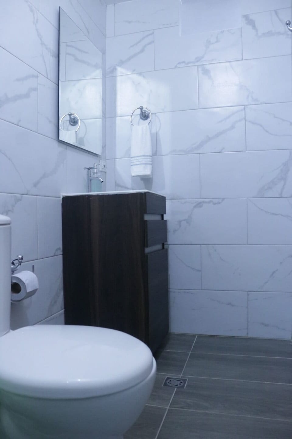 Baño completo habitación principal primer piso.