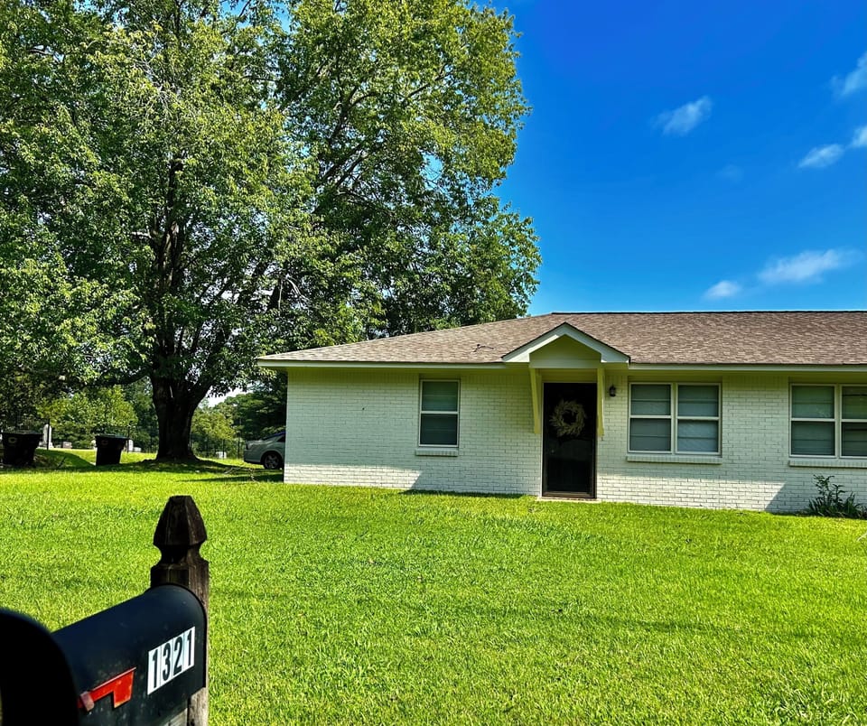 Welcome to our curbside duplex, close to Cullman businesses and restaurants!