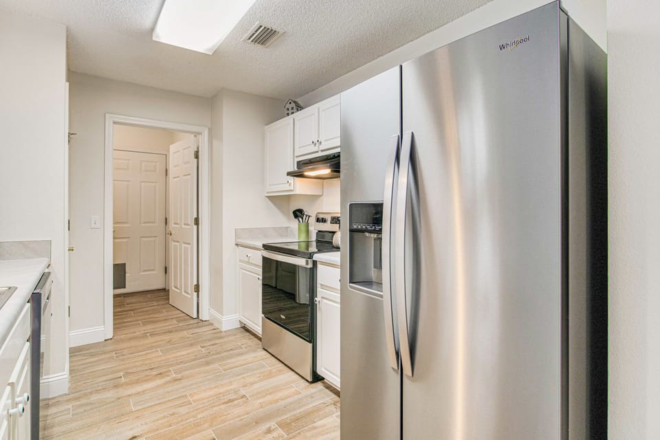 Experience the perfect blend of functionality and aesthetics in our contemporary kitchen, making meal preparation a breeze.
