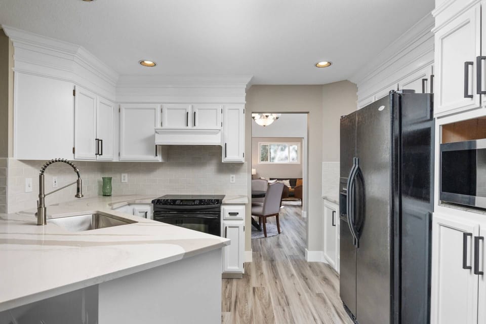 Cook delicious meals for breakfast, lunch, and dinner in this fully equipped kitchen. We suggest grabbing some seafood from the coast!
