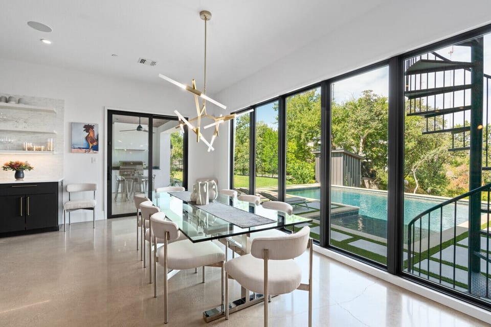 Dine in style in this elegant 8-seater area, flooded with natural light and overlooking the sparkling pool.