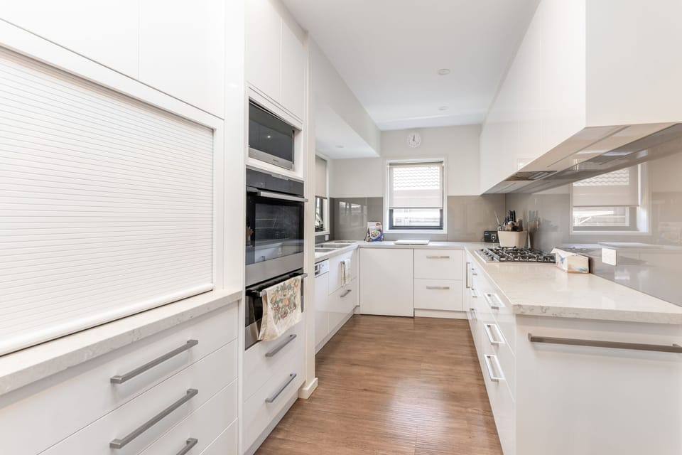 Renovated, fully equipped kitchen