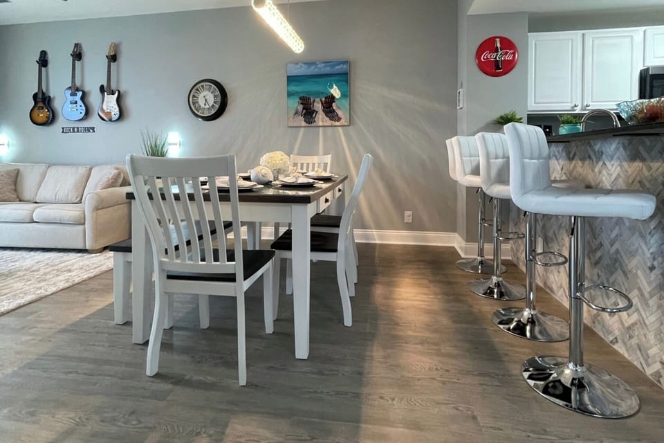 Dining with bar seating
