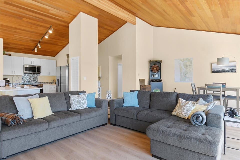 Gather around on th ecomfy couches for a fun movie night!