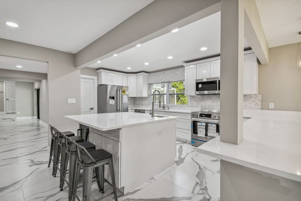 Kitchen offers brand new Bosch appliances & quartz countertops.
