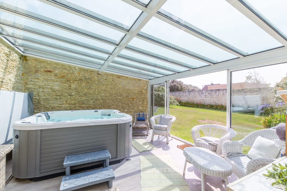 Indoor spa tub