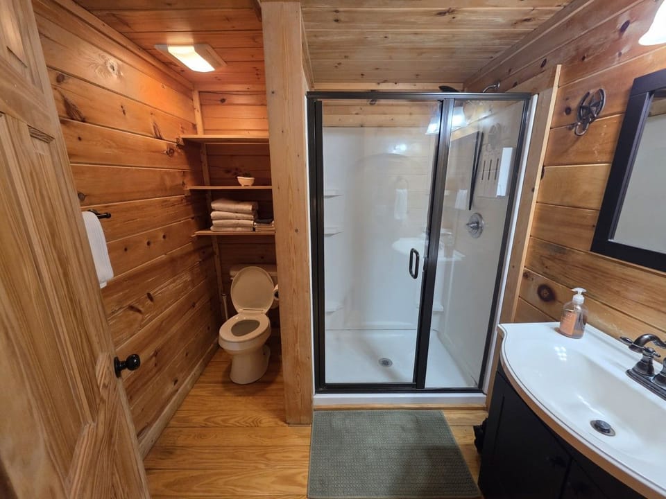 Main Level: Full Bathroom