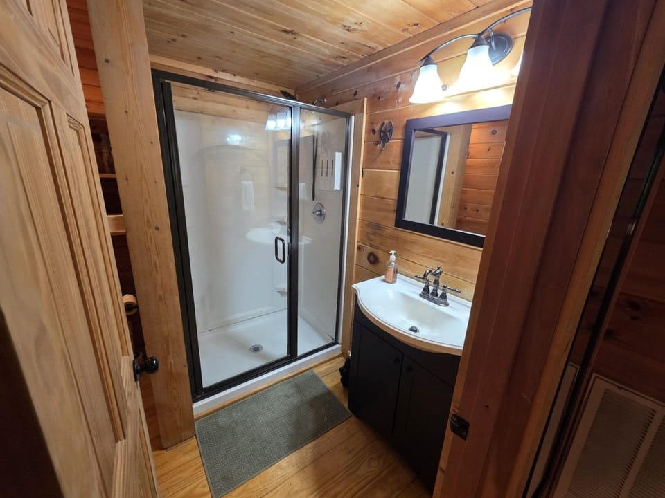 Main Level: Full Bathroom