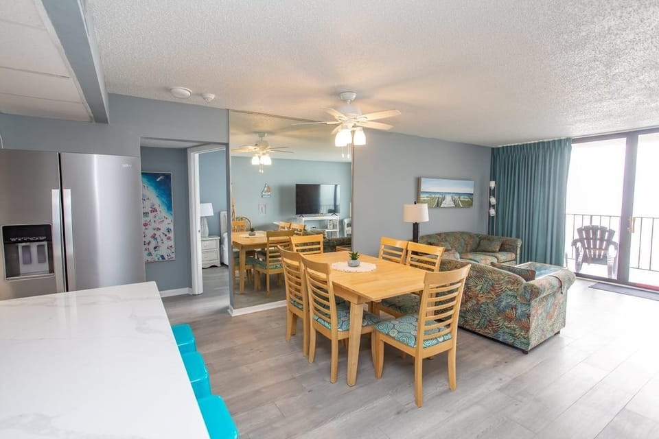 Furniture,Table,Dining Room,Dining Table,Indoors