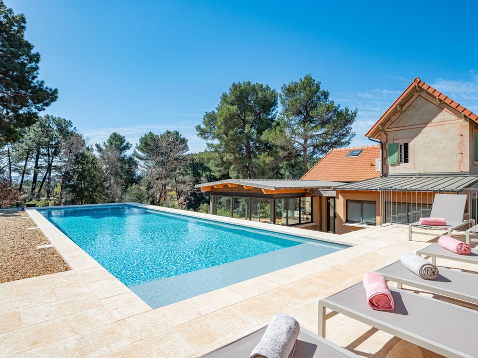 Dream holidays at the foot of the Roussillon cliffs in Provence