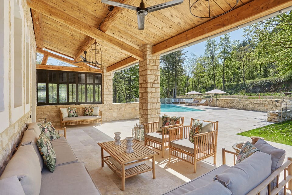 Magnificent property with heated pool for rent in Ménerbes