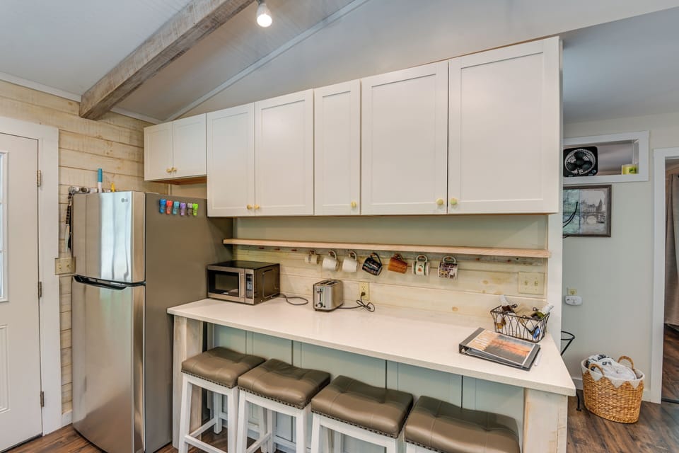 Dining Area | Breakfast Bar | Dishware/Flatware