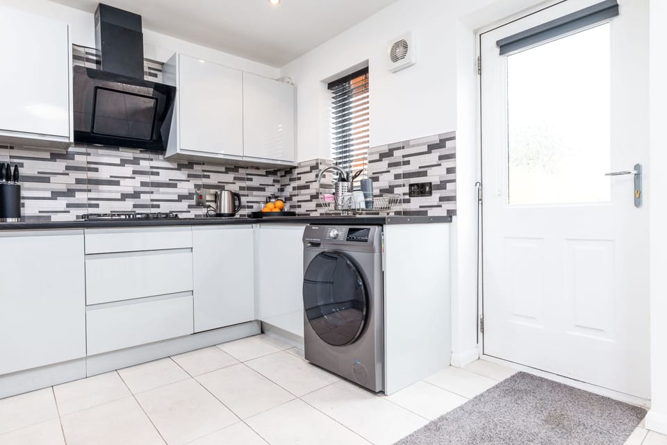Fitted Kitchen with Washer/Dryer