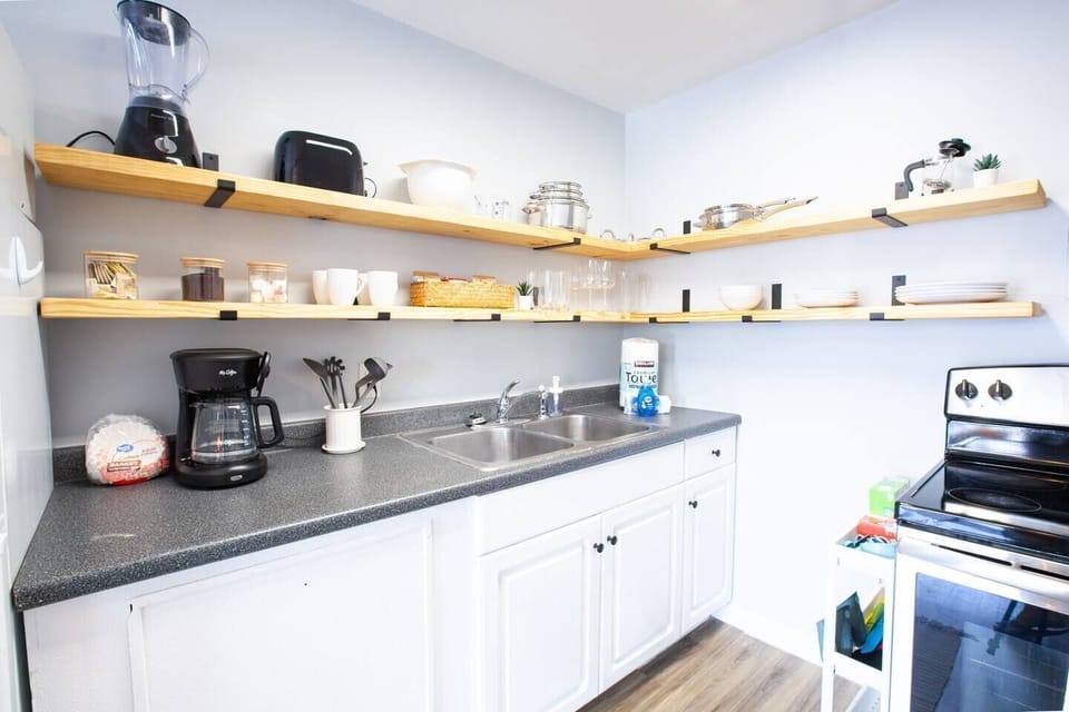 Well stocked kitchen (coffee pot, french press, toaster, blender, pots/pans, dinnerware, utensils, cooking sheets, & more)