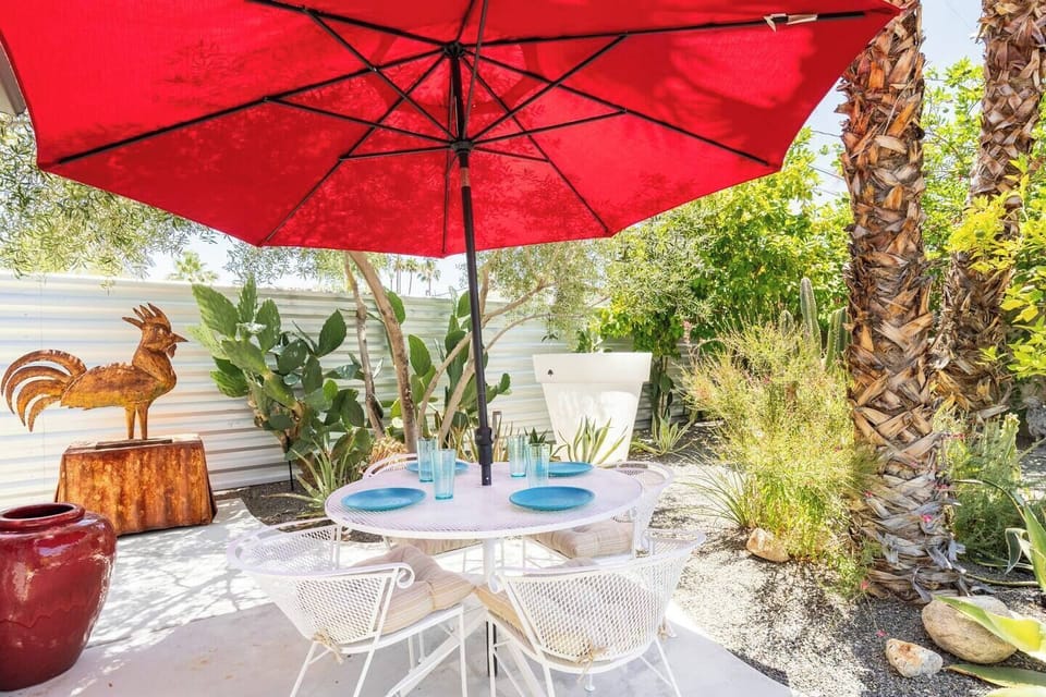 Alfresco dining for 4 in the back