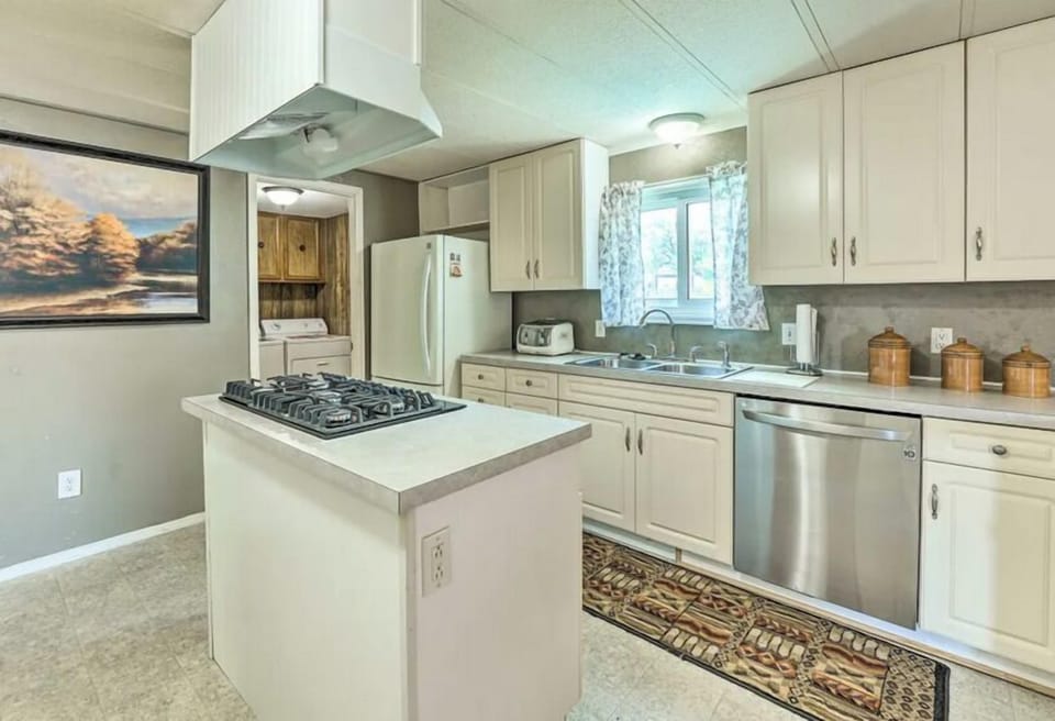 Kitchen w/dishwasher