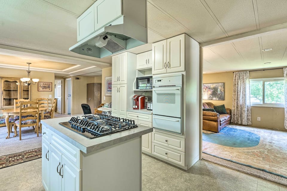 Island kitchen, oven, microwave
