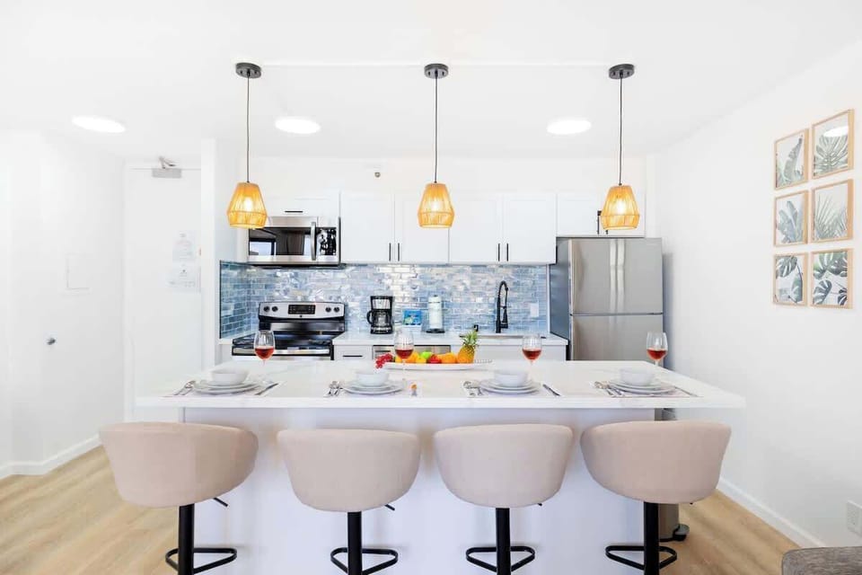 This unit has a fully-equipped kitchen and a counter with 4 bar stools.