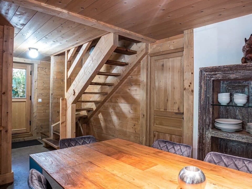 Vue de l'entrée donnant sur la salle à manger et l'escalier vers les chambres supplémentaires
