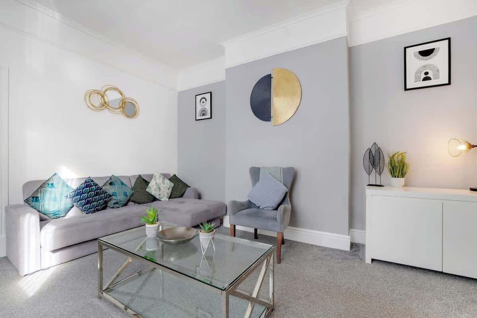 Spacious open-plan living room and a dining area, benefits from a Smart TV with Netflix and other streaming platform.