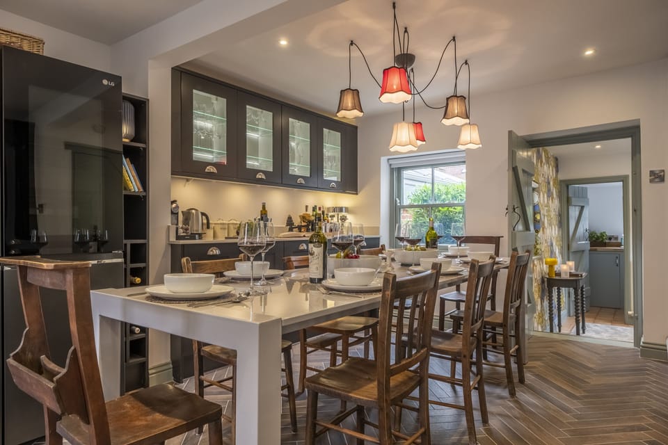 Ground floor: Dining area within the kitchen