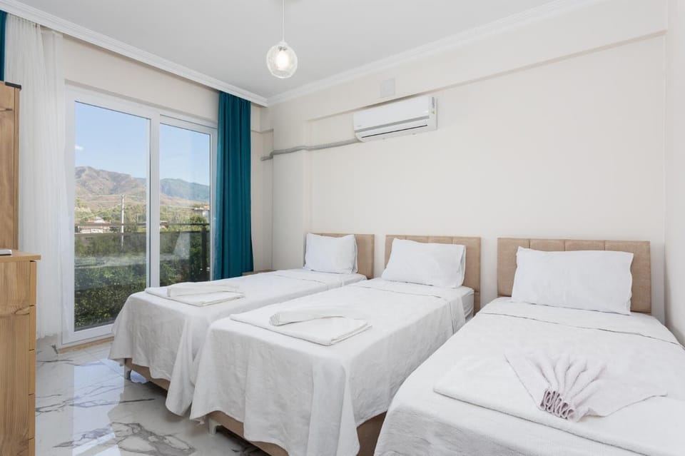 Bedroom with three single beds and A/C