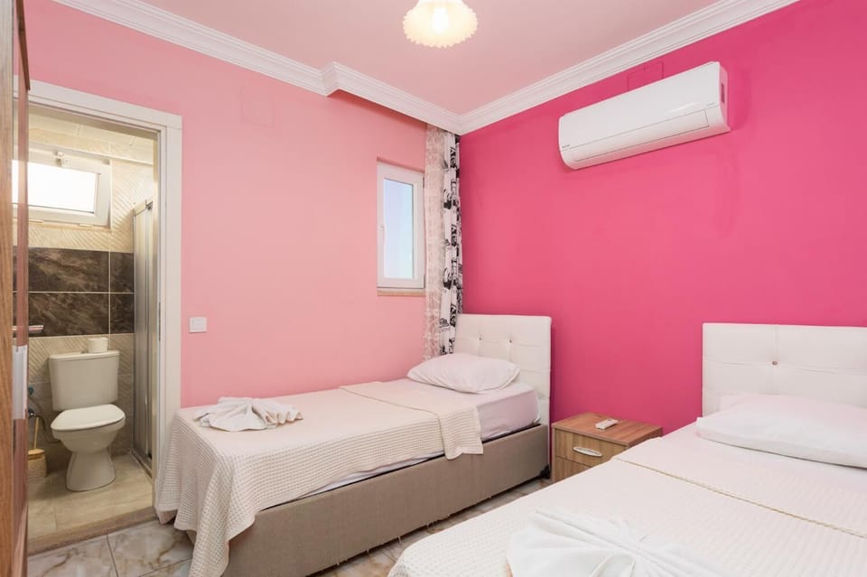 Twin bedroom with en suite bathroom and A/C